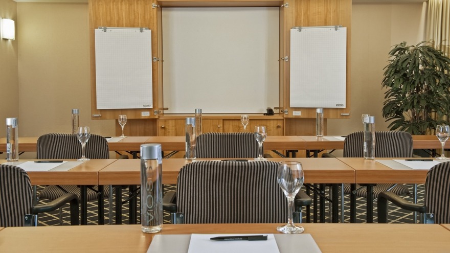 Tagungsraum Braunlage parlamentarische Sitzordnung relexa hotel Berlin - Tagungsraum Braunlage parlamentarische Sitzordnung